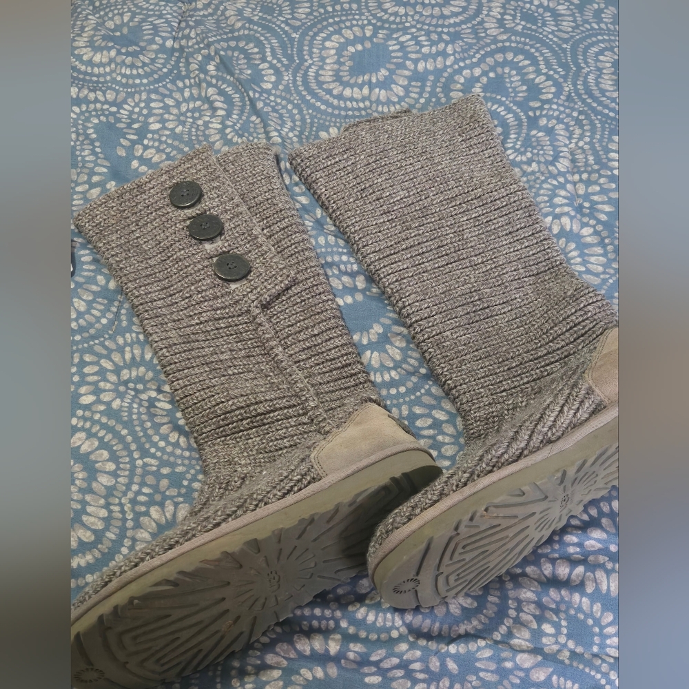 UGGS Womens 8 Charcoal Knit Boots with Buttons.
